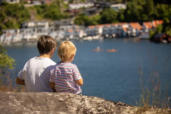 Παιδιά Οικογένεια Επισκέπτονται Μικρό Χωριό Flekkefjord Κατά Διάρκεια Των Καλοκαιρινών — Φωτογραφία Αρχείου