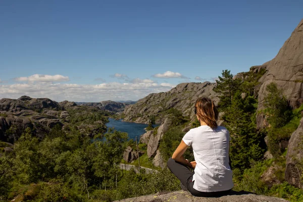 Happy People Enjoying Amazing Views South Norway Coastline Fjords Lakes — Fotografia de Stock