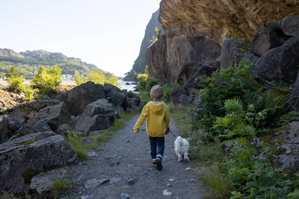 Happy People Enjoying Amazing Views South Norway Coastline Fjords Lakes — Stockfoto