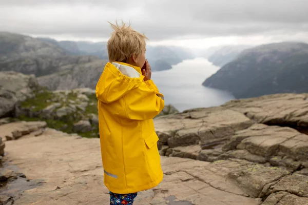 Family Enjoying Hike Preikestolen Pulpit Rock Lysebotn Norway Rainy Day — Foto Stock