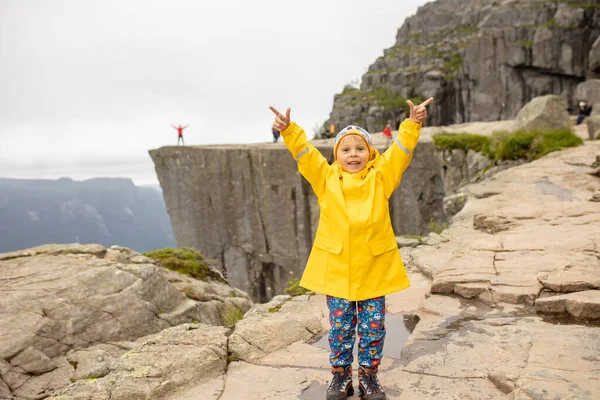 Family Enjoying Hike Preikestolen Pulpit Rock Lysebotn Norway Rainy Day — Stock Fotó