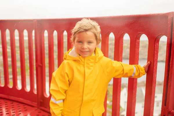 Сім Дітьми Відвідує Маяк Ліндеснес Фір Норвегії Дощовий Холодний День — стокове фото