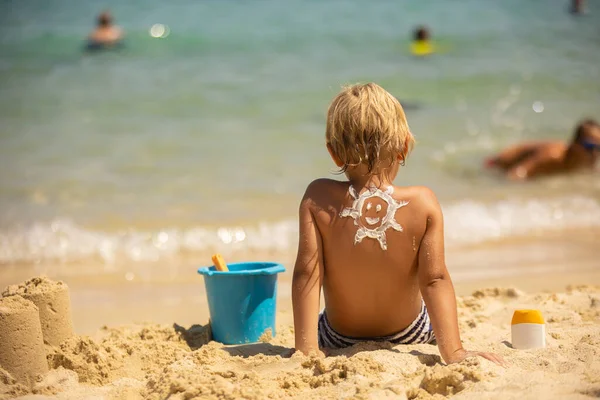 Ευτυχισμένο Παιδί Ξανθό Αγόρι Στην Παραλία Εφαρμοσμένη Αντηλιακή Οθόνη Απολαμβάνοντας — Φωτογραφία Αρχείου