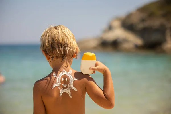 Happy Child Blond Boy Beach Applied Sun Screen Enjoying Summer — Foto Stock