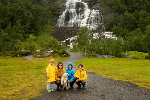 People Visiting Tvinnefossen Waterfall Children Enjoying Amazing Views Norway Fjords — Zdjęcie stockowe