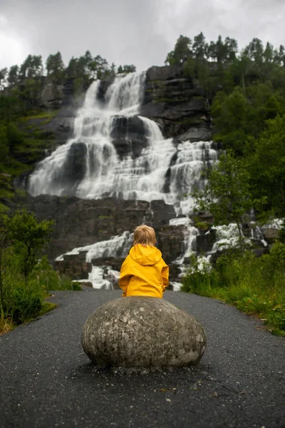People Visiting Tvinnefossen Waterfall Children Enjoying Amazing Views Norway Fjords — Foto Stock