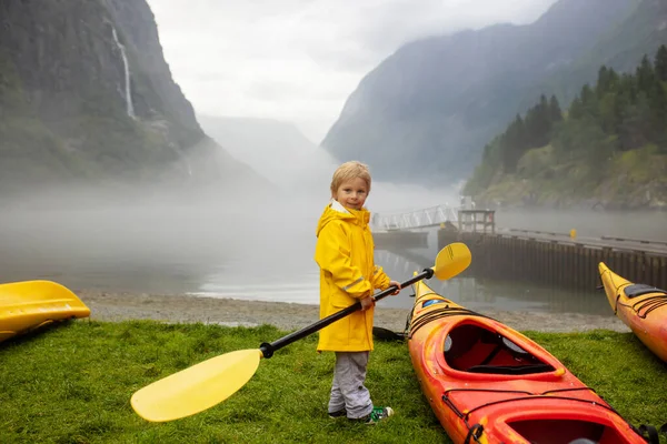 Child Enjoying Amazing Views Norway Fjords Mountains Other Beautiful Nature — Photo