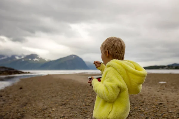 Child Eating Breakfast Beach Alesund City Norway Wild Camping Beach — Stockfoto