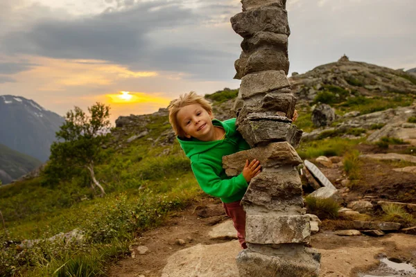 Child Sitting Rock Litlefjellet Hiking Sunset Enjoying Amazing View Top — Fotografia de Stock