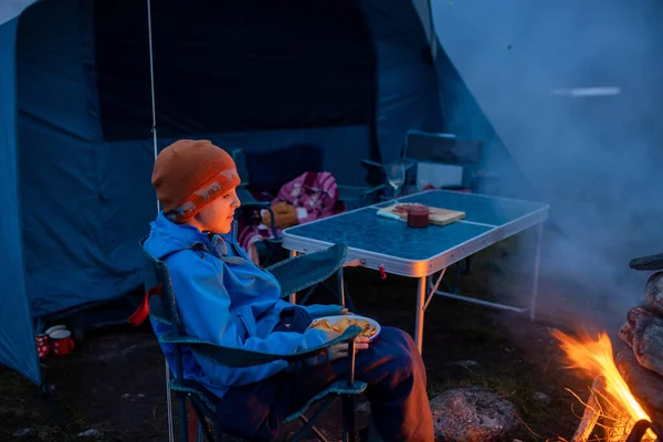Kids Sitting Campfire Night Enjoying Wild Camping Family Vacation Norway — Zdjęcie stockowe