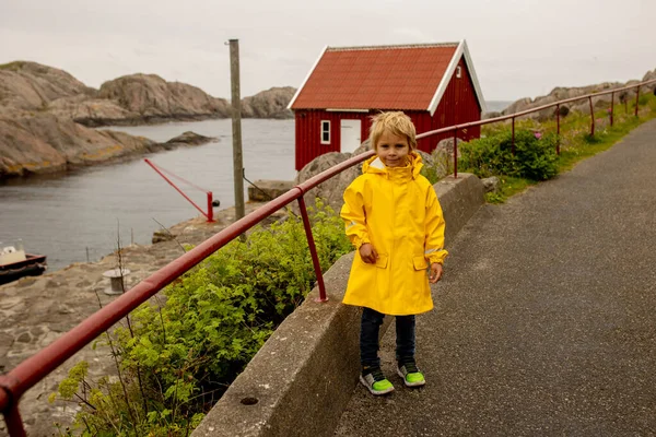 Family Children Visiting Lindesnes Fyr Lighthouse Norway Rainy Cold Day — Stock fotografie
