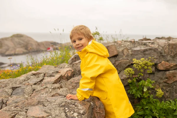 Family Children Visiting Lindesnes Fyr Lighthouse Norway Rainy Cold Day — Stock Photo, Image
