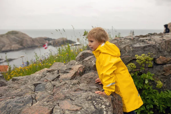 Family Children Visiting Lindesnes Fyr Lighthouse Norway Rainy Cold Day — Stockfoto