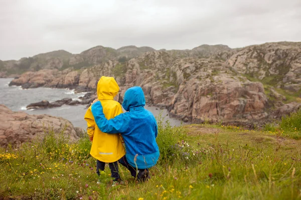 Οικογένεια Παιδιά Που Επισκέπτονται Φάρο Lindesnes Fyr Στη Νορβηγία Μια — Φωτογραφία Αρχείου