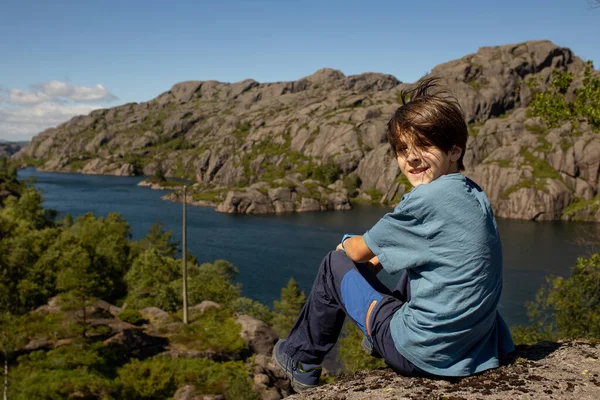 Happy People Enjoying Amazing Views South Norway Coastline Fjords Lakes — Stockfoto