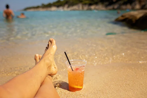 Γυναίκα Στην Παραλία Πίνοντας Κοκτέηλ Στο Νερό Απολαμβάνοντας Καλοκαίρι Χαλκιδική — Φωτογραφία Αρχείου