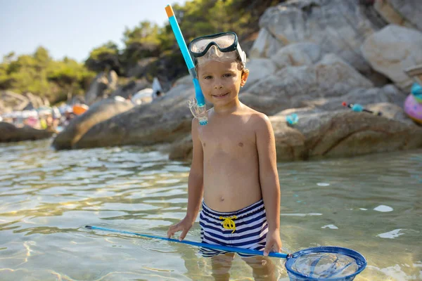 Ευτυχισμένο Παιδί Στην Παραλία Απολαμβάνει Καλοκαίρι Παίζει Ελλάδα Χαλκιδική — Φωτογραφία Αρχείου
