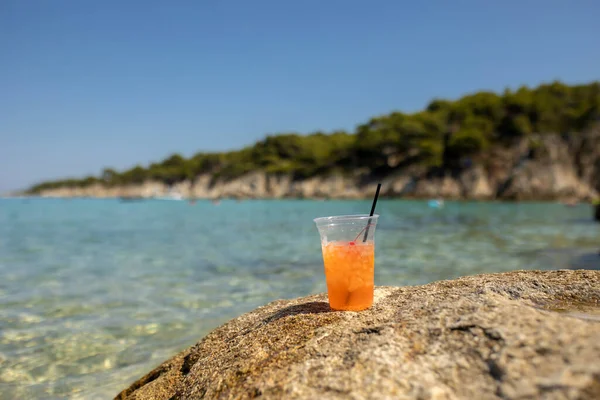 Woman Beach Drinking Coctail Water Enjoying Summer Halkidiki Greece — Stockfoto