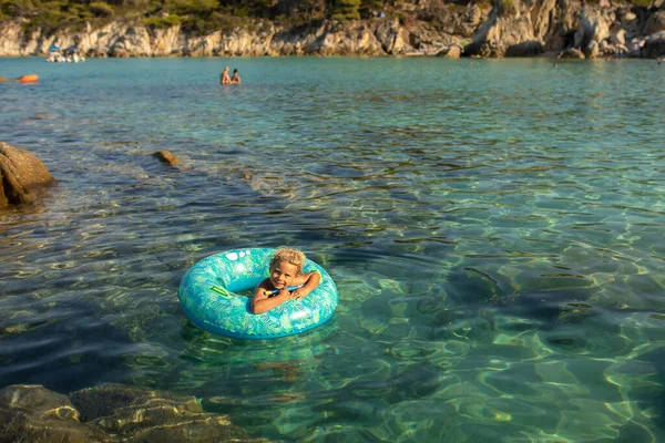 Счастливый Ребенок Пляже Наслаждаясь Летом Играя Греция Халкидики — стоковое фото