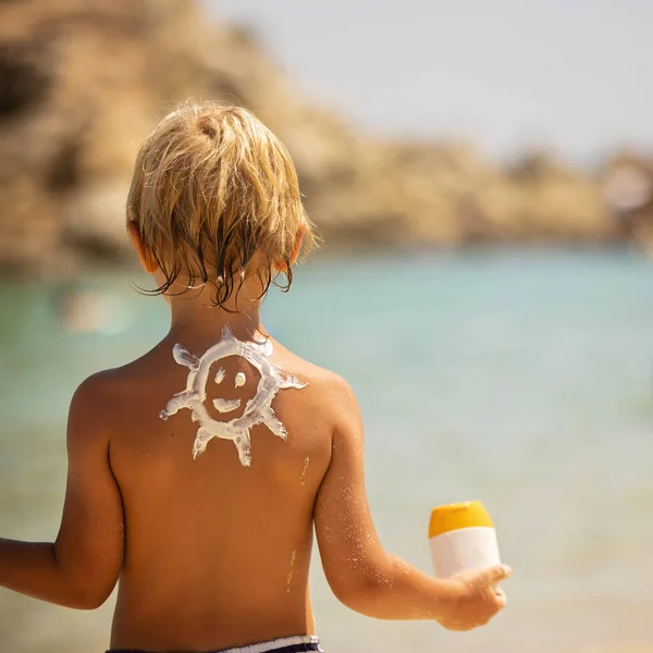Ευτυχισμένο Παιδί Ξανθό Αγόρι Στην Παραλία Εφαρμοσμένη Αντηλιακή Οθόνη Απολαμβάνοντας — Φωτογραφία Αρχείου