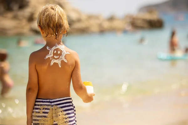 Happy Child Blond Boy Beach Applied Sun Screen Enjoying Summer — Foto Stock