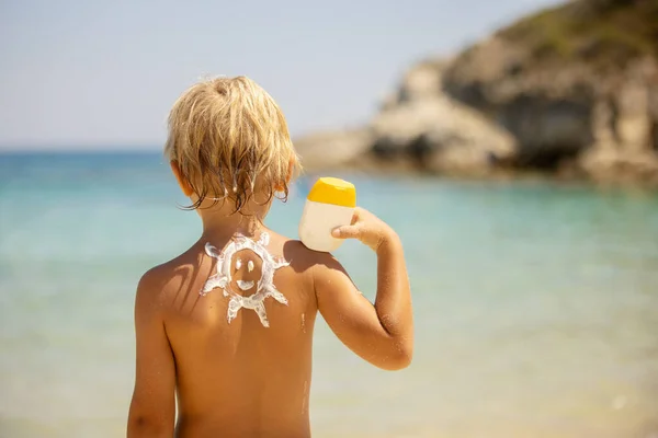 Ευτυχισμένο Παιδί Ξανθό Αγόρι Στην Παραλία Εφαρμοσμένη Αντηλιακή Οθόνη Απολαμβάνοντας — Φωτογραφία Αρχείου