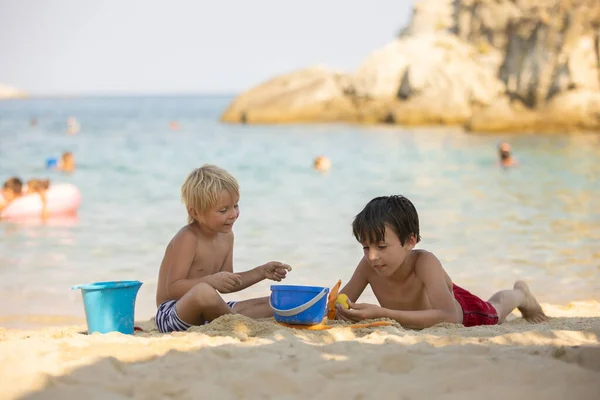 Happy Children Brothers Beach Playing Sand Enjoying Summer Playing Greece — Foto Stock