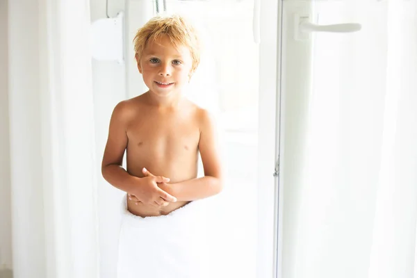 Cute Blond Toddler Child White Tower Belly Sitting Bed Glass — Stockfoto