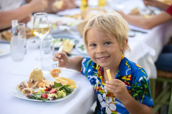 Sweet Child Sitting Restaurant Summertime Outdoor Eating Seafood Shrimps Calamari — 图库照片