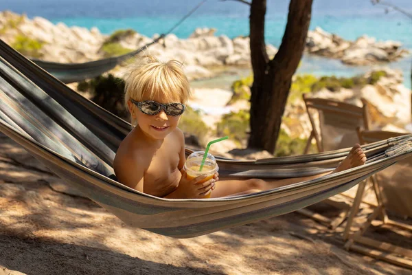 Little Boy Drinking Coctail Orange Juice Beack Hammock Enjoying Summer — Stockfoto