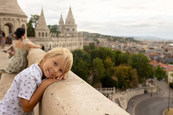 Дитина Хлопчик Відвідуючи Замок Будапешті Літній День Угорщина — стокове фото