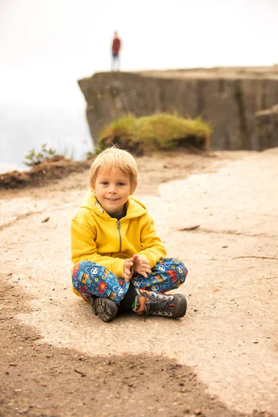 Family Enjoying Hike Preikestolen Pulpit Rock Lysebotn Norway Rainy Day — Stockfoto