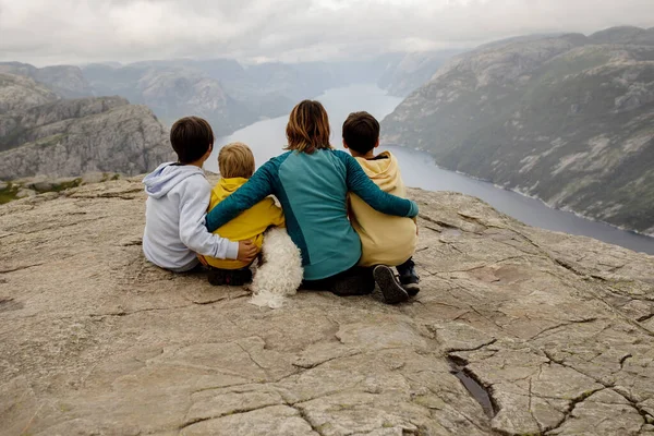 Family Enjoying Hike Preikestolen Pulpit Rock Lysebotn Norway Rainy Day — Foto de Stock