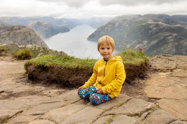 Family Enjoying Hike Preikestolen Pulpit Rock Lysebotn Norway Rainy Day — Fotografia de Stock