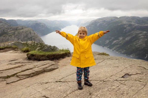 Family Enjoying Hike Preikestolen Pulpit Rock Lysebotn Norway Rainy Day — Foto Stock