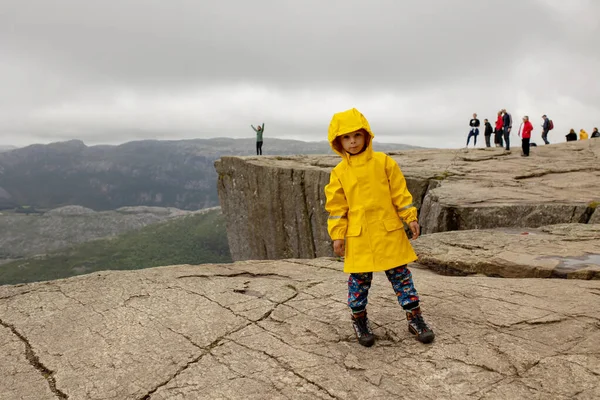 Family Enjoying Hike Preikestolen Pulpit Rock Lysebotn Norway Rainy Day — Stockfoto