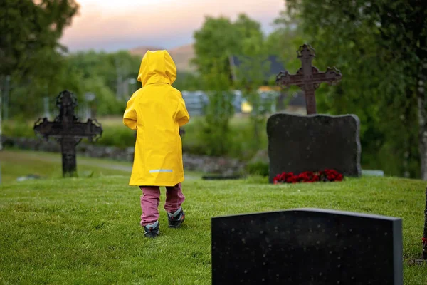 Λυπημένο Μικρό Παιδί Ξανθό Αγόρι Στέκεται Στη Βροχή Στο Νεκροταφείο — Φωτογραφία Αρχείου