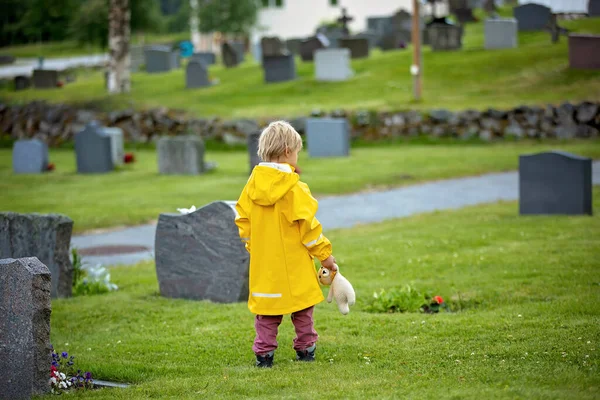 Грустное Дитя Блондин Стоя Дождем Кладбище Грустный Человек Траур — стоковое фото