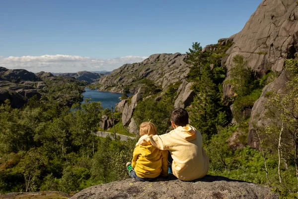 Happy People Enjoying Amazing Views South Norway Coastline Fjords Lakes — Foto de Stock