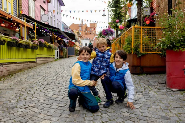 Happy Family Children Adults Enjoying Colorful City Stavangen Southwest Norway — Stockfoto