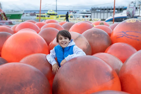 Happy Family Children Adults Enjoying Colorful City Stavangen Southwest Norway — Foto Stock