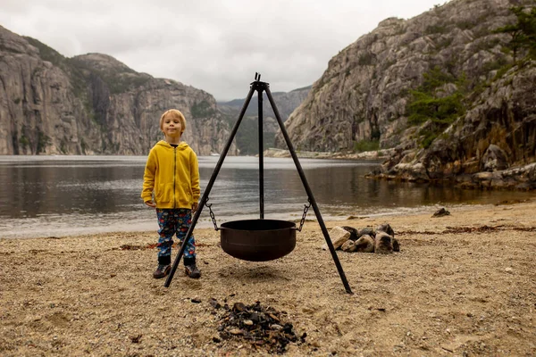 Family Children Adults Dog Enjoying Beach Forsand Lysebotn Cloudy Day — Zdjęcie stockowe