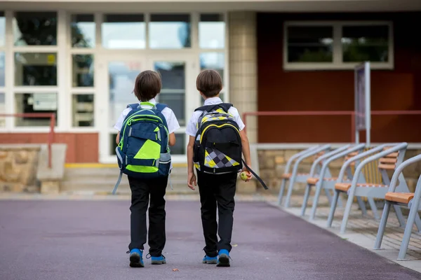 Шкільні Діти Хлопчики Повертаються Школи Після Літніх Канікул Діти Ходять — стокове фото