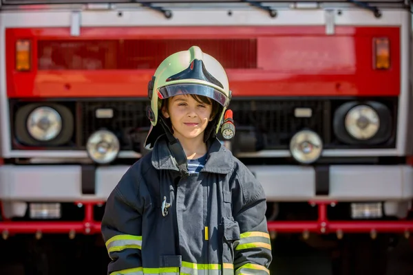 Dziecko Słodki Chłopiec Ubrany Ubrania Strażaków Remizie Strażackiej Wozem Strażackim — Zdjęcie stockowe