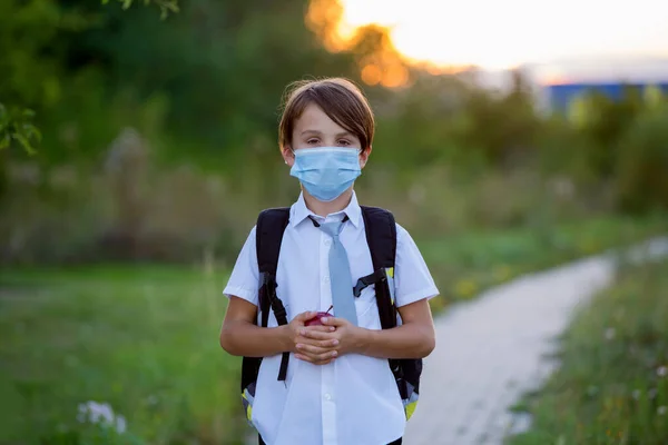 Школьник Мальчики Медицинской Маске Возвращаются Школу После Летних Каникул Ребенок — стоковое фото