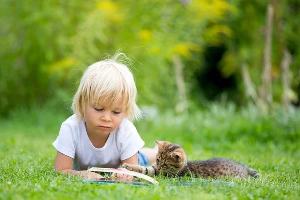 Mignon Blond Tout Petit Enfant Doux Garçon Jouer Dans Jardin — Photo