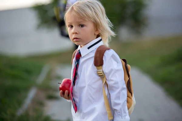 早熟金发碧眼的孩子 穿着制服的可爱男孩 拿着苹果 暑假后第一次上幼儿园 — 图库照片