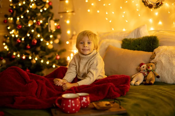 Roztomilý Blond Batole Školka Chlapec Jíst Sušenky Otevření Dárek Vánoce — Stock fotografie