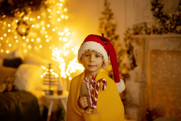 Милый Блондин Дошкольник Кушающий Печенье Открывающий Подарок Рождество Уютный Дом — стоковое фото