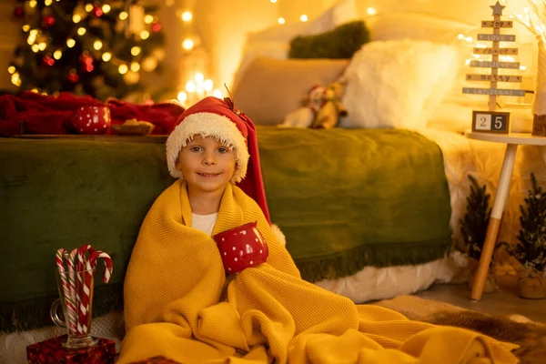 Nettes Blondes Kleinkind Vorschulkind Plätzchen Essen Und Eröffnungsgeschenk Weihnachten Auf — Stockfoto
